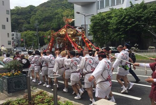 伝統ある、神戸二宮神社のお神輿の担ぎ手をさせて頂きました。